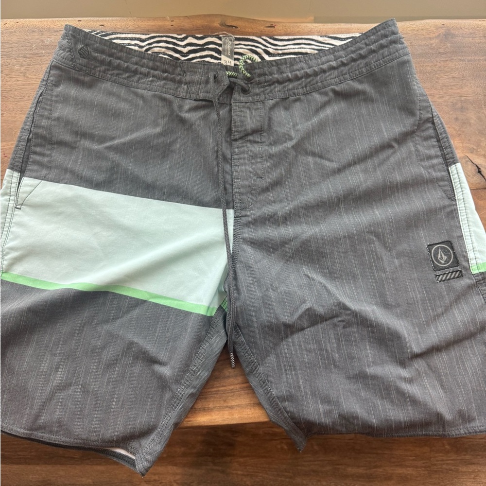 Volcom board shorts 34